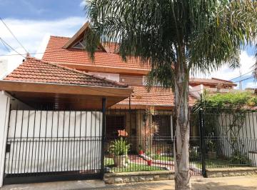 Casa · 200m² · 6 Ambientes · 1 Cochera · Casa en Lote Propio 2 Plantas 6 Ambientes Muy Buen Estado