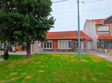 Casa · 115m² · 4 Ambientes · 1 Cochera · Chalet Sobre Av Paso. Zonificacion R4. Zona Chauvin.