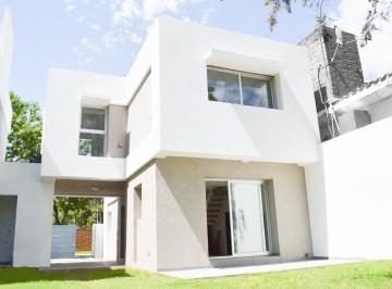 Casa de 4 ambientes, Funes · Espora 3200 - Casa de 2 Dorm. - Jardin, Parrillero - 100 m².