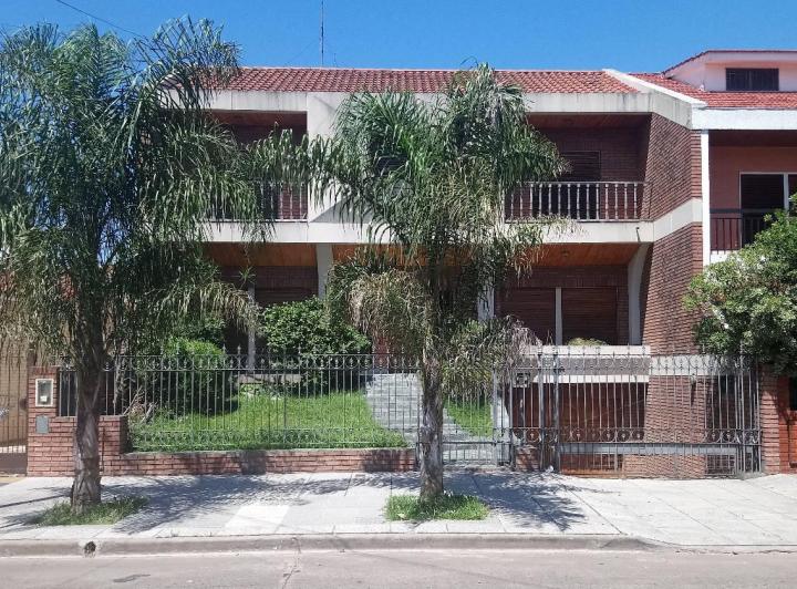 Casa · 300m² · 6 Ambientes · 4 Cocheras