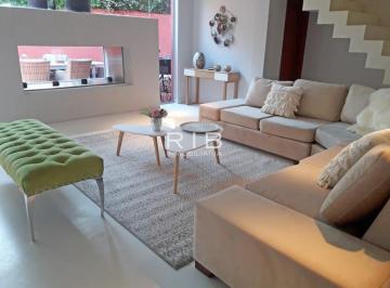 Casa · 312m² · 5 Ambientes · 1 Cochera · Excelente Propiedad Moderna a 50 m de Avda. Libertador