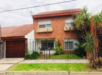 Casa · 210m² · 4 Ambientes · 1 Cochera · Casa - Castelar Sur