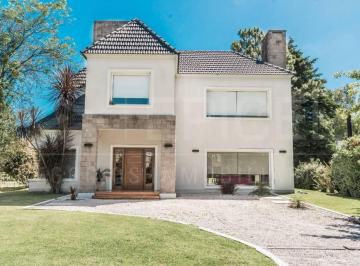 Casa · 285m² · 5 Ambientes · Impecable Casa en St Thomas Sur