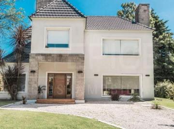 Casa · 285m² · 5 Ambientes · Impecable Casa en St Thomas Sur