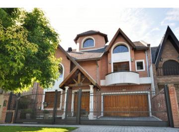 Casa de 5 ambientes, Morón · Casa con 3 Dorm. en Venta con 352 m² en Castelar