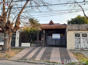Casa · 100m² · 4 Ambientes · 1 Cochera · Hermoso Chalet de 7.50 X 50 m