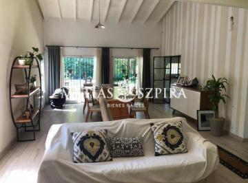 Casa · 200m² · 4 Ambientes · Casa en Parque Leloir Excelente Ubicaciòn!