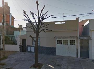 Casa · 105m² · 1 Cochera · Ciudadela. Casa 2 Amb. Frente C/cochera y Patio + 2 Amb Cont