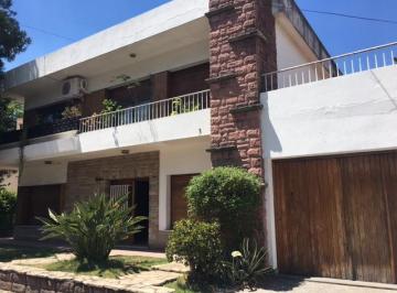 Casa de 6 ambientes, Almirante Brown · Importante Casa en Dos Plantas con Entrada por Dos Calles