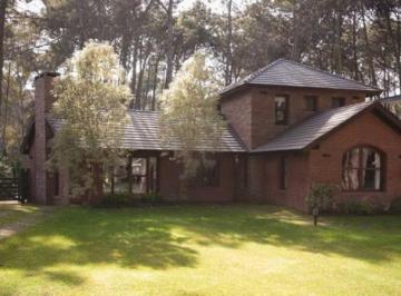 Casa · 325m² · 6 Ambientes · Importante Residencia en El Exclusivo Entorno de Los Bosques de Cariló.