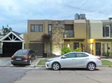 Casa · 110m² · 4 Ambientes · 2 Cocheras · Hermosa Casa Reciclada a Nuevo