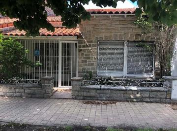 Casa · 112m² · 3 Ambientes · 1 Cochera · Chalet en Venta en Muy Buena Ubicación!