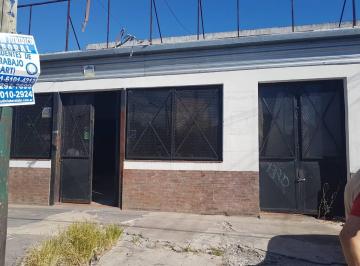 Local comercial , Lomas de Zamora · Amplio Local con Espacio Para Estacionamiento Al Frente