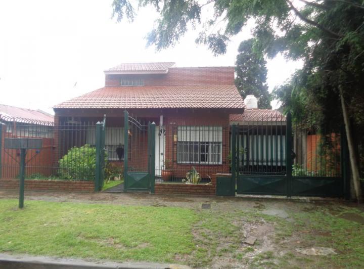 Casa · 1m² · 4 Ambientes · 1 Cochera