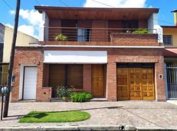 Casa · 158m² · 5 Ambientes · 1 Cochera · Chalet 5 Amplios Ambientes con Extenso Parque