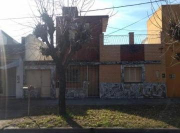 Casa · 120m² · 3 Ambientes · Casa 3 Amb. Amplio Fondo Libre Oportunidad!