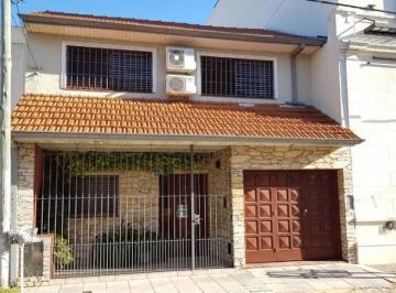 Casa · 158m² · 5 Ambientes · 1 Cochera · Chalet de Varios Ambientes con Sólida Construcción y Gran Ubicación