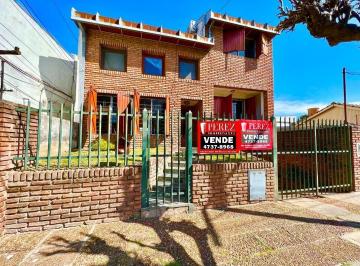 Casa · 180m² · 4 Ambientes · 2 Cocheras · Chalet 2 Plantas con Pileta!