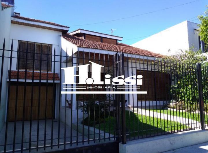 Casa · 220m² · 5 Ambientes · 2 Cocheras