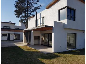 Casa · 150m² · 4 Ambientes · 1 Cochera · Housing El Molino - 3domr 2 Baños a m de Recta Marti