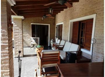 Casa · 290m² · 4 Ambientes · 2 Cocheras · Excelente Casa - Dos Plantas - a 4 Cuadras de Recta Martino