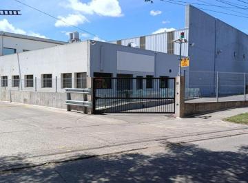 Nave industrial (1.700 m2) con Oficinas (627 m2) en alquiler c/ techos de 7mts d · Nave Industrial en Alquiler