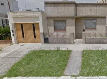 Casa · 90m² · 3 Ambientes · 1 Cochera · Casa - Llavallol