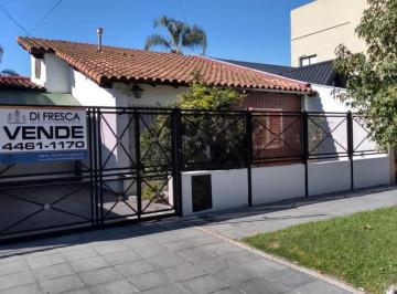 Casa · 120m² · 4 Ambientes · 1 Cochera · Chalet 4 Amb. con Hermoso Parque, Excelente Ubicacion