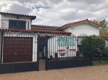 Casa · 100m² · 4 Ambientes · 2 Cocheras · Casa Sobre Amplio Lote 4 Ambientes