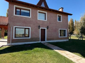 Casa de 5 ambientes, Centenario · Casa en Centenario B° Los Olivos