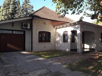 Casa de 4 ambientes, Almirante Brown · Amplia Casa 3 Habitaciones y Parque, a 300 m de La Estacion