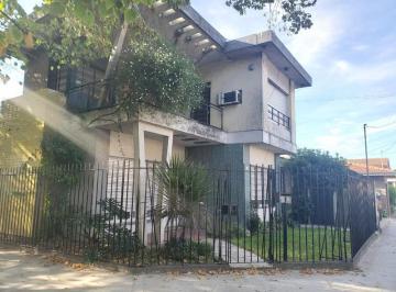 Casa · 250m² · 5 Ambientes · 1 Cochera · Casa - Temperley