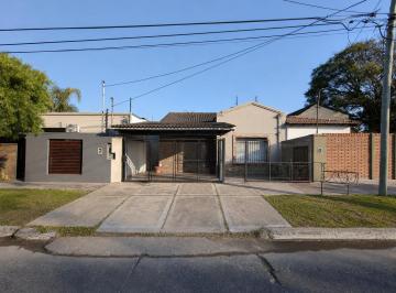 Casa en Venta de 3 ambientes Castelar · Castelar Norte - Chalet 3 Ambientes - Lote Propio. Excelente Zona Residencial.