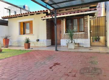 Casa · 156m² · 4 Ambientes · 1 Cochera · Casa - Adrogue