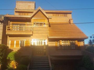 Casa · 320m² · 7 Ambientes · 1 Cochera · Casa en Venta en Barrio Parque