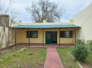 Casa de 3 ambientes, San Vicente · Casa Sobre Lote de 8.66 X 43 m de Fondo, a 200 m de La Estacion!