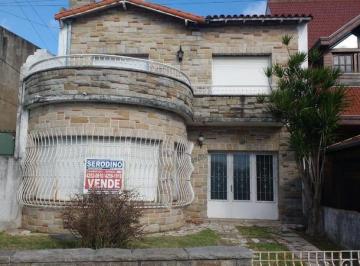 Casa · 150m² · 4 Ambientes · 4 Cocheras · Chalet de 2 Plantas con Importante Lote