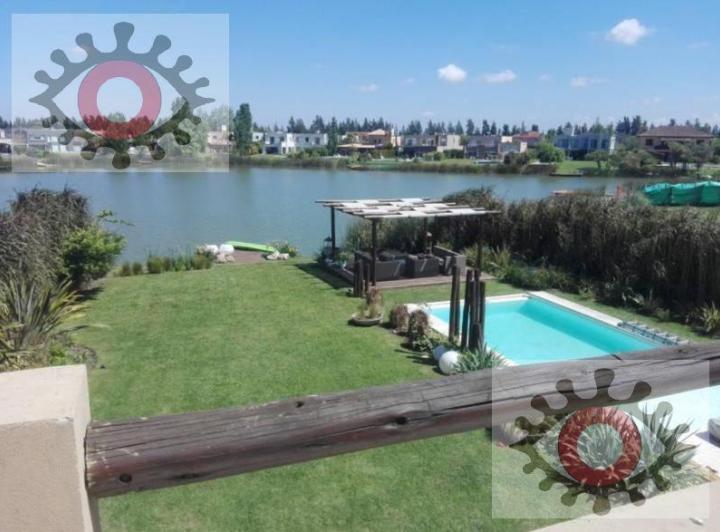 Casa · 240m² · 6 Ambientes · 6 Cocheras