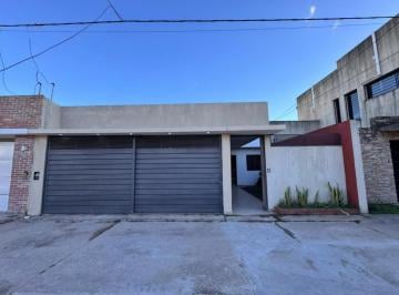 Casa · 80m² · 4 Ambientes · 2 Cocheras · Casas - Casa - Macrocentro, Resistencia