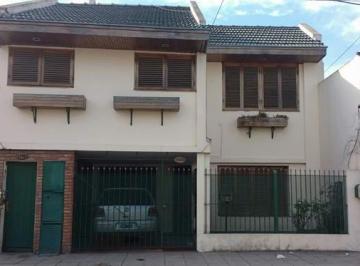 PH · 1m² · 4 Ambientes · 1 Cochera · Casa en Lanús Este