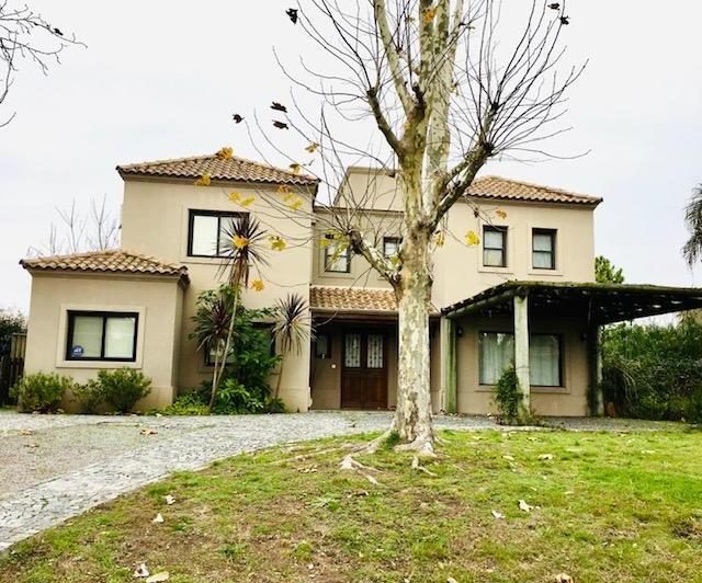 Casa · 300m² · 5 Ambientes · 2 Cocheras