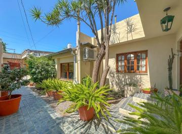 Casa · 280m² · 6 Ambientes · 1 Cochera · Casa en Venta en Remedios de Escalada Oeste