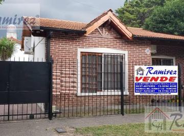 Casa · 70m² · 3 Ambientes · 2 Cocheras · Casa 3 Ambientes en Venta, Cochera y Parrilla - Ituzaingó