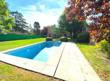 Casa · 230m² · 4 Ambientes · 5 Cocheras · Casa en Venta: Parque Leloir: 5 Ambientes