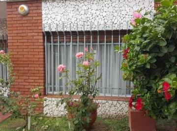 Casa · 181m² · 3 Ambientes · 1 Cochera · Casa de 2 Dorm. con Garage, Quincho y Jardín. Nuevas Condiciones. - Temperley E.