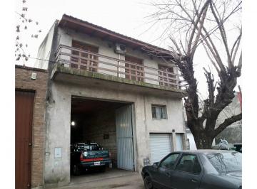 Casa · 267m² · 4 Ambientes · 10 Cocheras · Venta Casa con Galpon en Lamadrid Al 2774 A. Muy Buen Estado