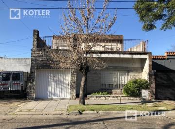 Casa · 4 Dormitorios · 3 Cocheras · Casa - Temperley Oeste