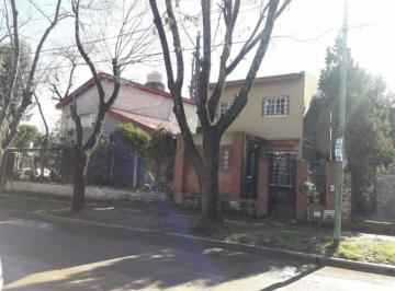 Casa · 180m² · 3 Dormitorios · 1 Cochera · Chalet de 3 Amb C/ Duplex de 2 Amb. S/ Terreno (500 M&sup2;). Orfila Rico 601, Venta.