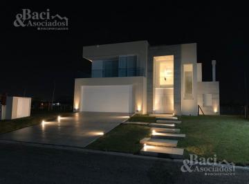 Casa · 330m² · 7 Ambientes · 1 Cochera · Casa - San Vicente