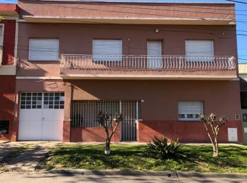 Casa · 199m² · 4 Ambientes · 2 Cocheras · El Palomar: Chalet de 4 Ambientes 2 Baños Sobre Lote de 200 M&sup2;; Cub 200 m Cuadrados Tomo Menor Valor